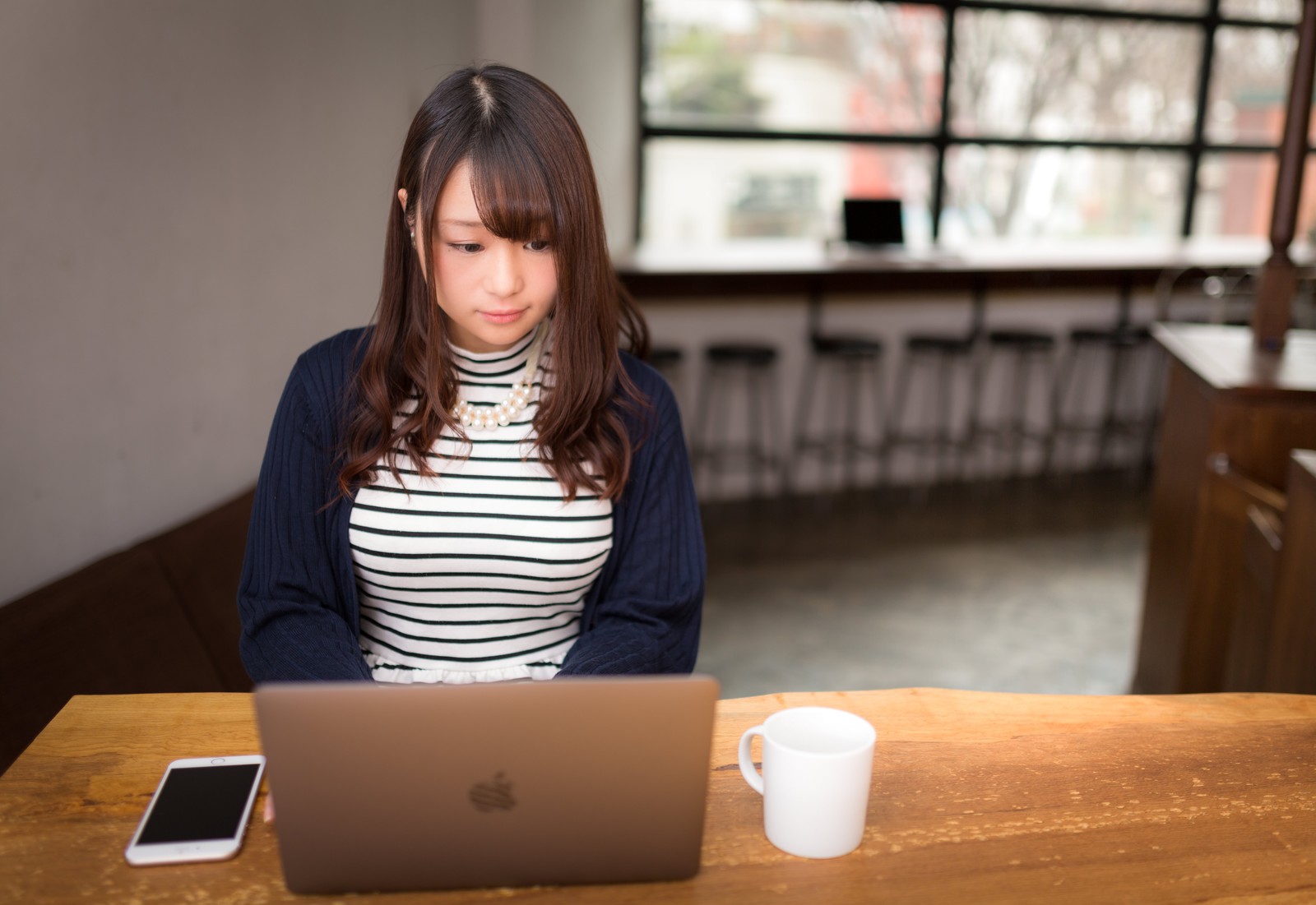 インターネットで稼ぐ美女