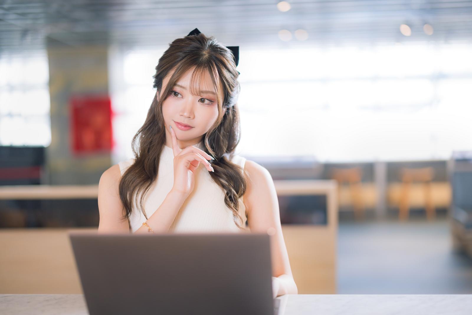 情報を考える女性