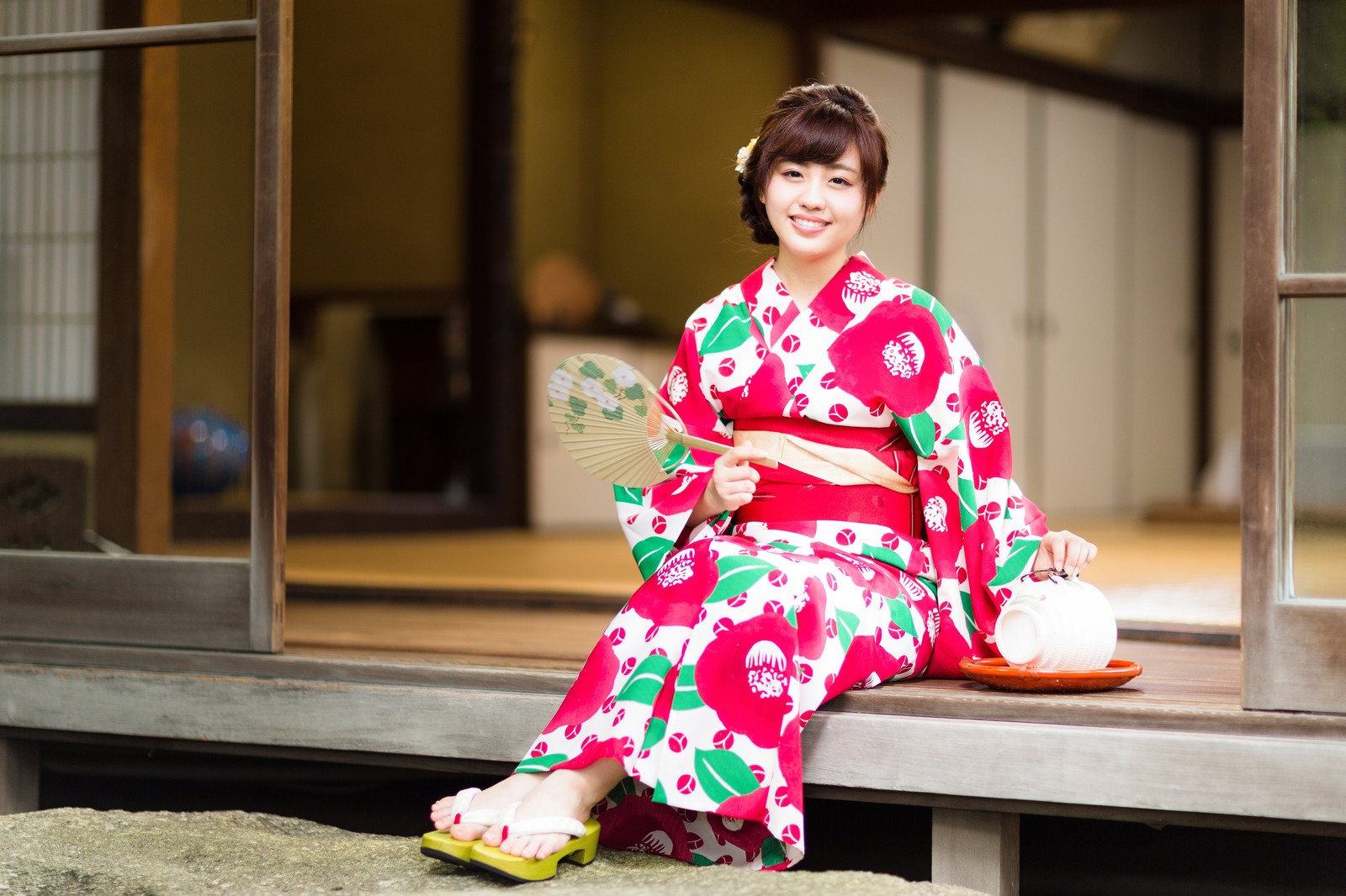 周囲の人を褒めれば、自分も気分が良くなる？周囲をどんどん褒めておだてる事で幸せになれる
