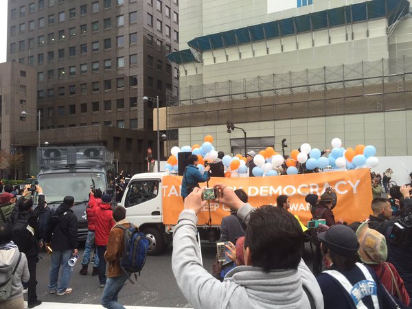 SEALDsに突っ込む街宣車