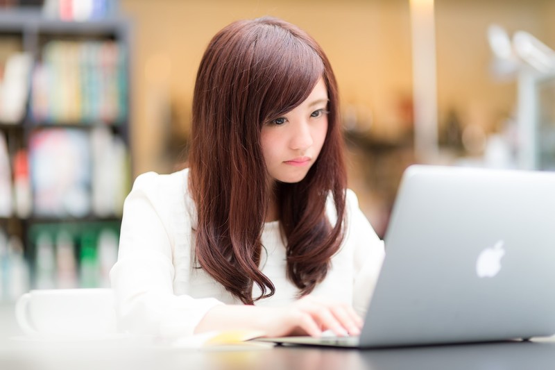 パソコンする女性