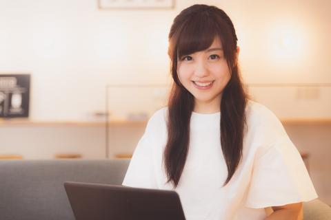 パソコンする女性