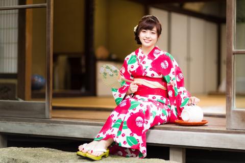 周囲の人を褒めれば、自分も気分が良くなる？周囲をどんどん褒めておだてる事で幸せになれる