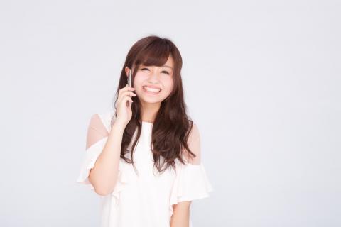 携帯電話を操作する女性